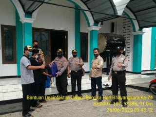 Polsek Cibatu Polres Purwakarta Bersihkan Masjid Dan Ingatkan DKM Untuk Tetap Jalankan Protokol Kesehatan